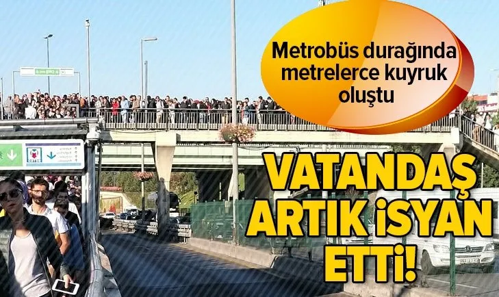 Metrobüs durağında metrelerce kuyruk oluştu