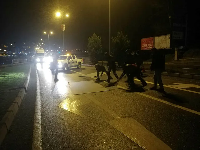 Son dakika: Zonguldak'ta korkutan kaza! TIR'ın dorsesindeki saclar yola savruldu - 1