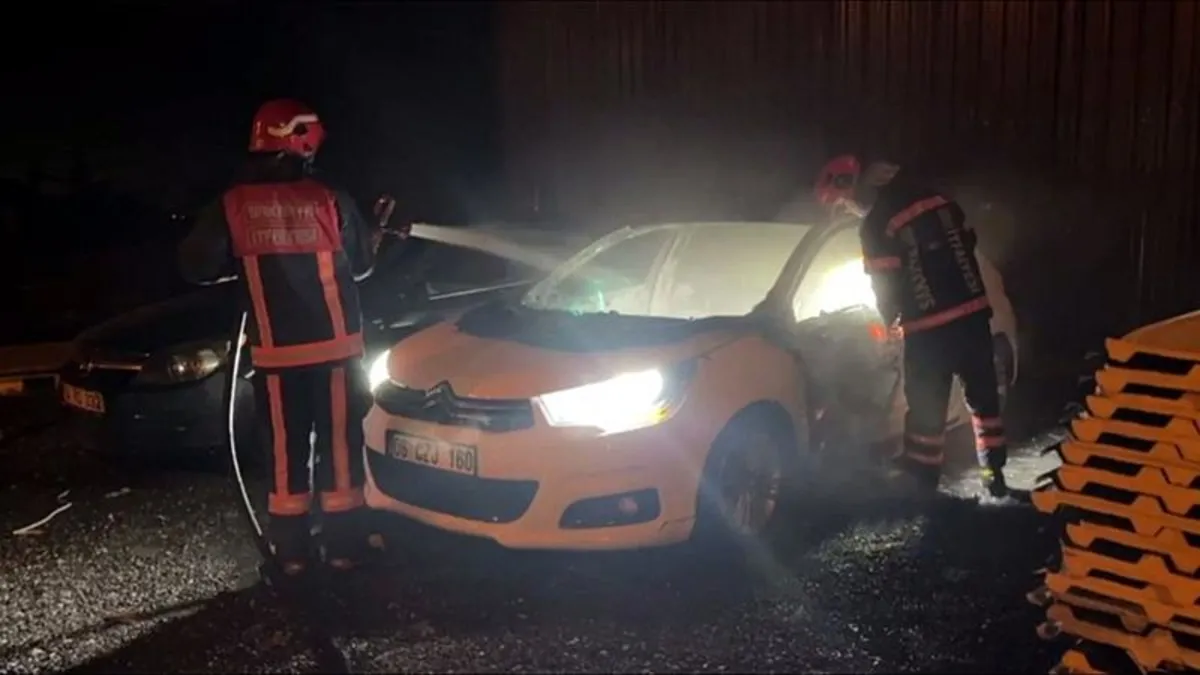 Sakarya'da park halindeki otomobil alevlere teslim oldu! 2 yaralı