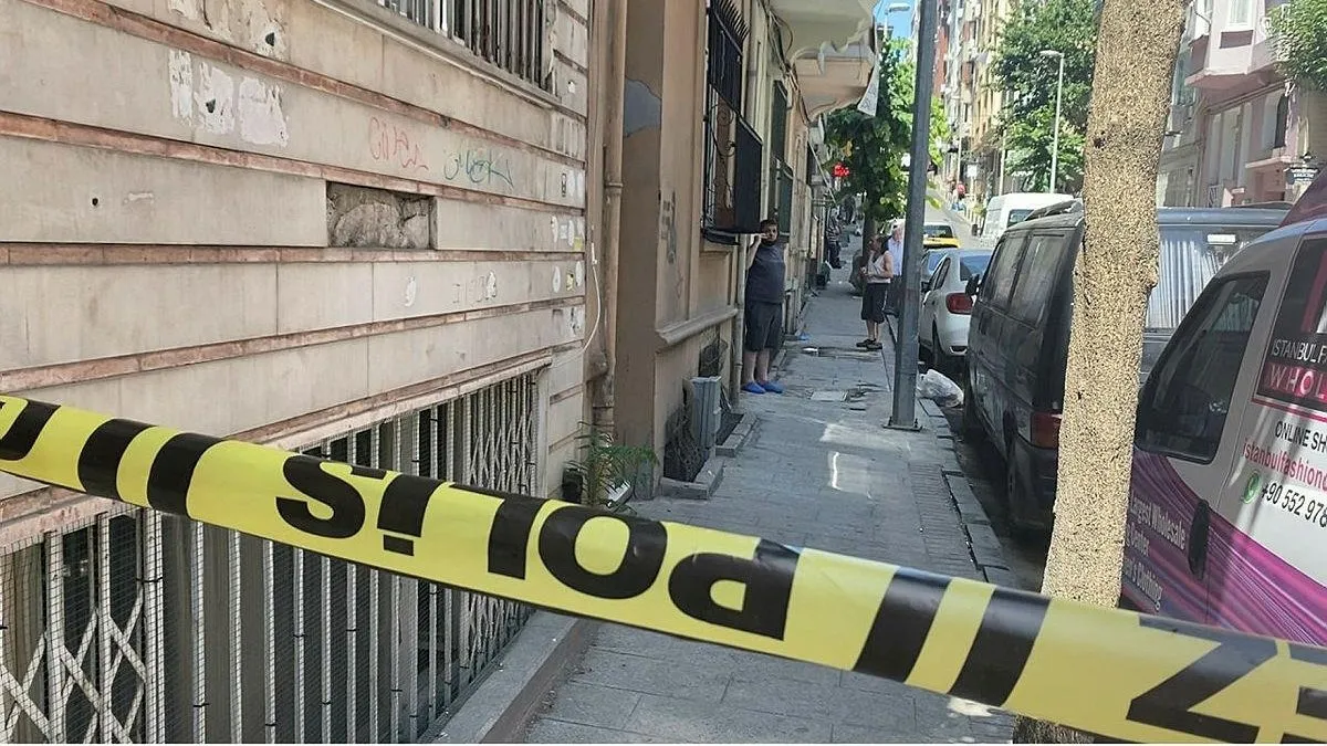 Misafirlikte tecavüz girişimi kanlı bitti! Arkadaşını bıçakladı kelepçeyle kahkaha attı! Yer: Şişli