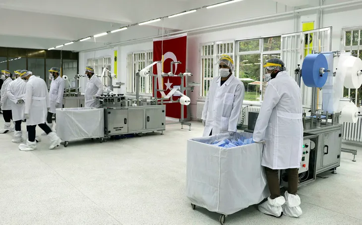 msbden-buyuk-basari-haftada-10-milyon-maske-uretimine-ulasti-1587712398141.jpg Yerli solunum cihazı "Sahra" mayısta seri üretime geçiyor - 1