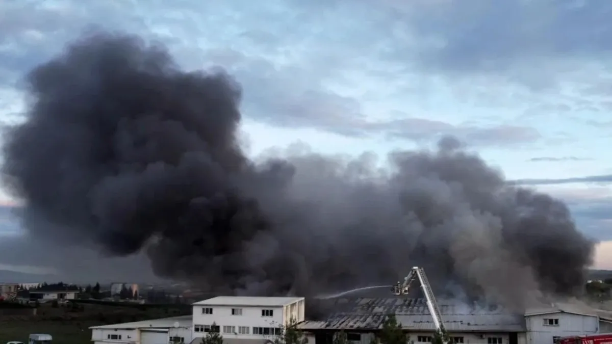 Tuzla'da çakmak üretim atölyesinde çıkan yangın söndürüldü