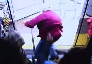 Yaşlı adamı otobüsten itip öldürdü