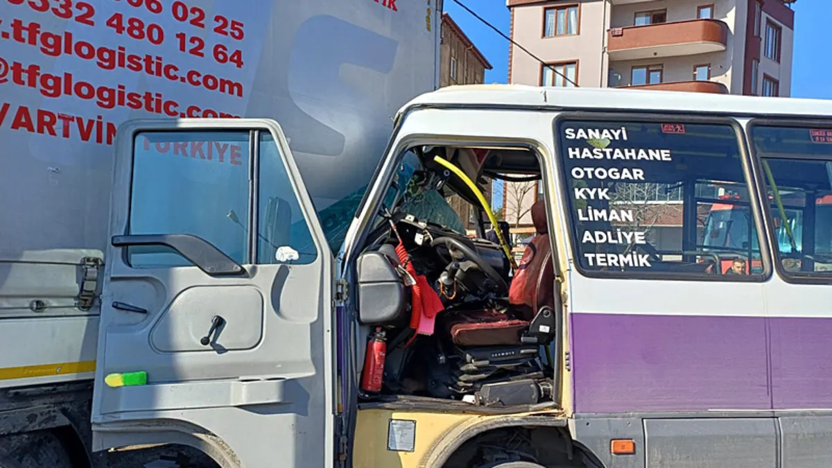 Artvin’de minibüs TIR’a çarptı: 12 yaralı