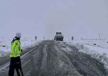 Dinar-Karaadilli kara yolu geçici olarak TIR ve kamyonlara kapatıldı