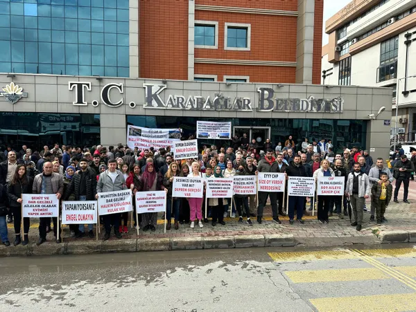 CHP’den İzmir’de TOKİ projesine çelme! Vatandaş CHP’li belediyeyi protesto etti: Enkaz altında kalınca mı sesimizi duyacaksınız?