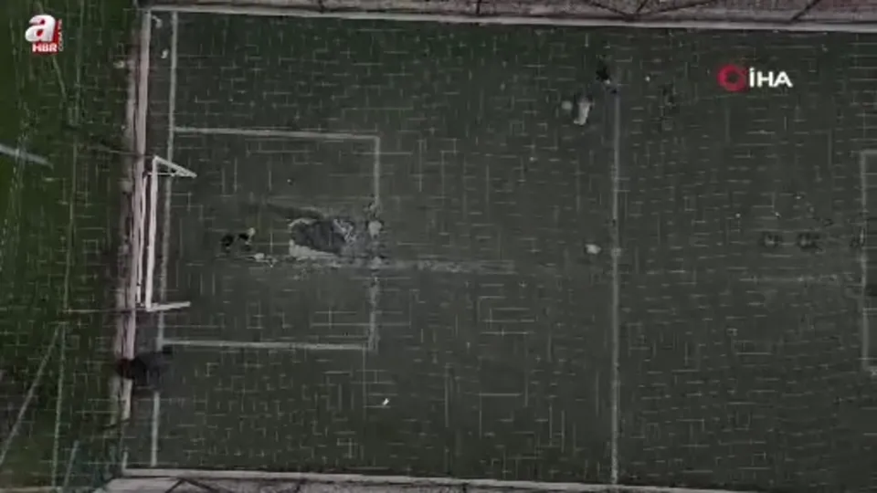 Parktaki halı sahayı tarlaya çevirdiler