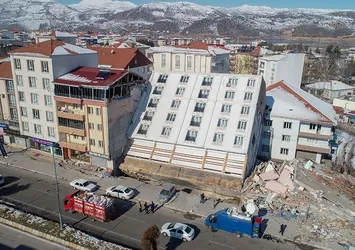 Adıyaman’da bina yan yattı, camları bile kırılmadı! İşte Türkiye’nin konuştuğu o bina