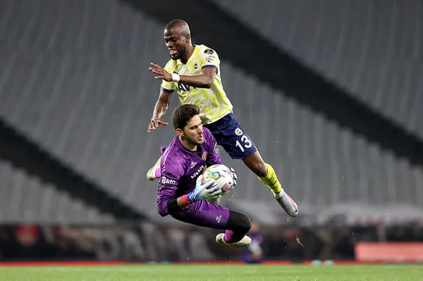 Altay’dan büyük hata Szalai’den altın kafa! Fatih Karagümrük 1-2 Fenerbahçe MAÇ SONUCU