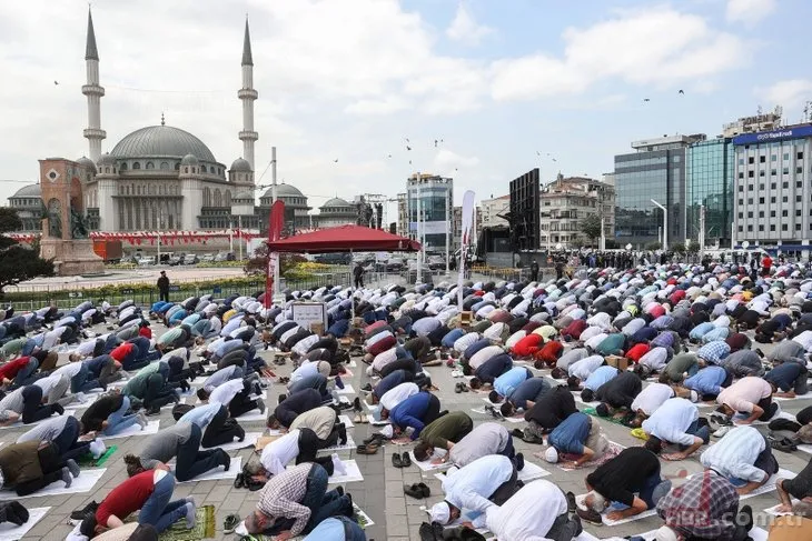 Vatandaşlar ilk namaz için Taksim Camii’nde!