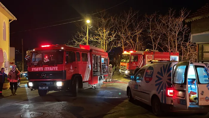 Beykoz'da 3 katlı binanın doğalgaz panosunda yangın - 2