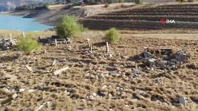 Sular çekildi mezarlık gün yüzüne çıktı!