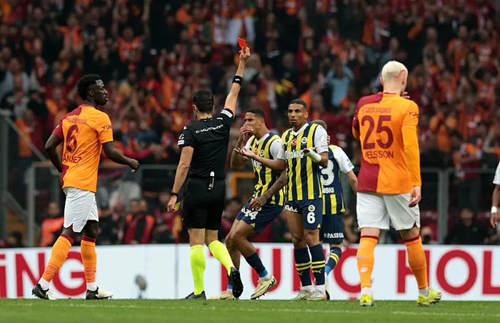 turkiye-90-dakika-nefesini-tutuyor-sampiyonluk-dugumu-cozulecek-mi-galatasaray-fenerbahce-macinda-ilk-duduk-ca-1716138341987.jpg Rams Park'ta 10 kişilik zafer! Fenerbahçe Galatasaray karşısında hata yapmadı | Şampiyonluk düğümünde son 90 - 2