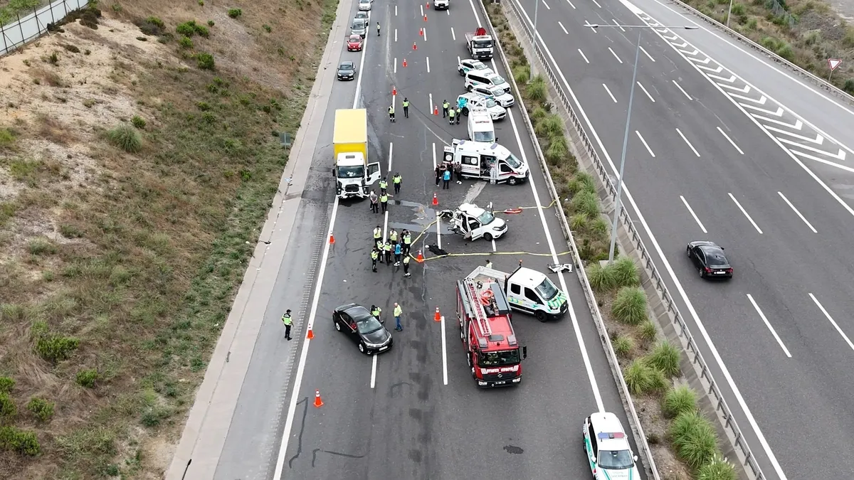 Kuzey Marmara Otoyolu'nda feci kaza! Kamyon hafif ticari araca çarptı: 2 ölü, 5 yaralı - 1