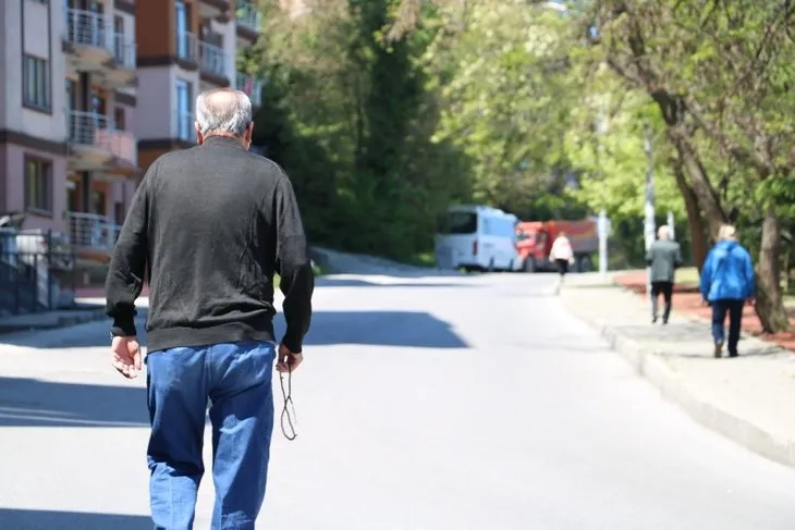 65 yaş üstü vatandaşlar 50 gün sonra sokakta! İşte o görüntüler