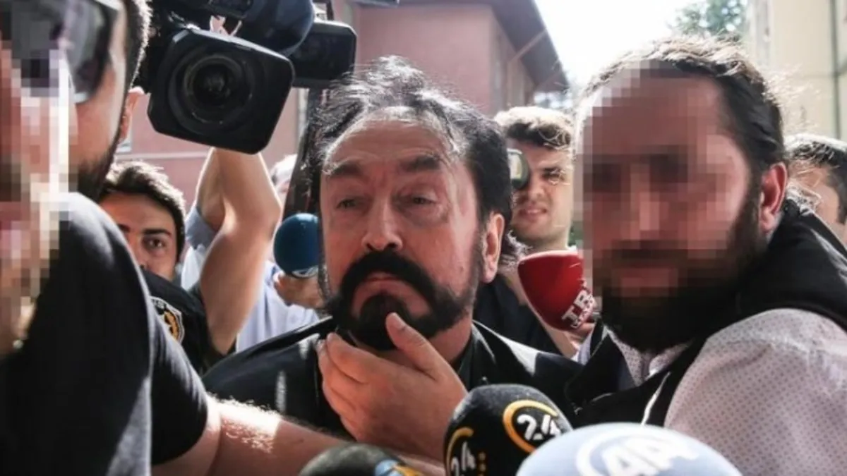 Adnan Oktar duruşmasında ilginç anlar! Kadın sanıkların iltifatlarını duyan Oktar'dan tuhaf tepki