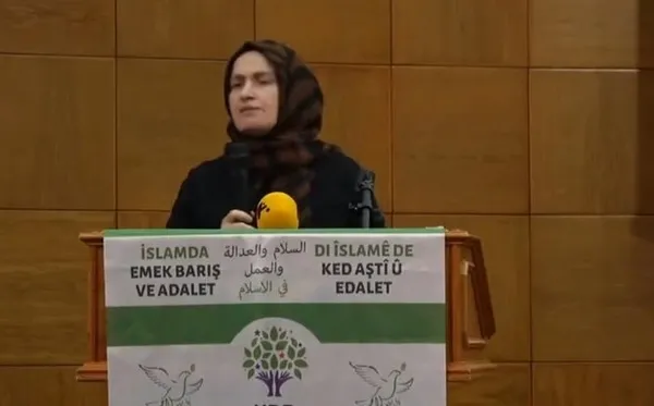 İBB’nin hocası Fatma Yavuz’dan HDP etkinliğinde skandal sözler: LGBT’li kardeşlerimin saçının teline zarar gelecekse ben bu başörtüsünü yakarım