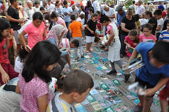 Yoldan kitap topladılar - 1