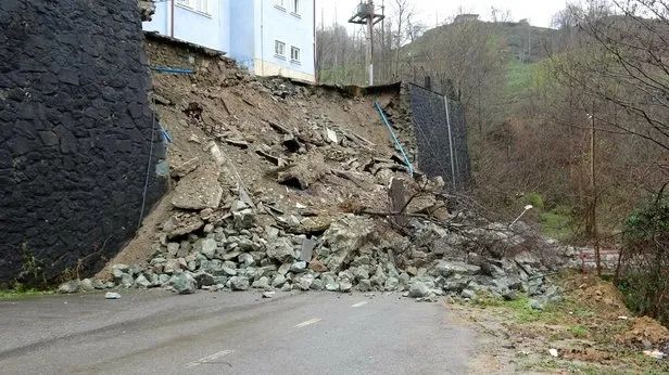 Trabzon’da faciadan dönüldü! Tahliye edilen riskli okulun istinat duvarı çöktü