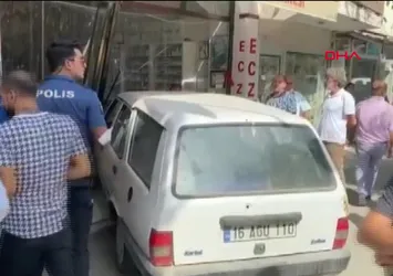 Otomobil eczaneye daldı! Korku dolu anlar
