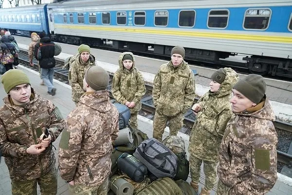 Ukrayna'da aileler cepheye giden askerleri böyle uğurladı - 5
