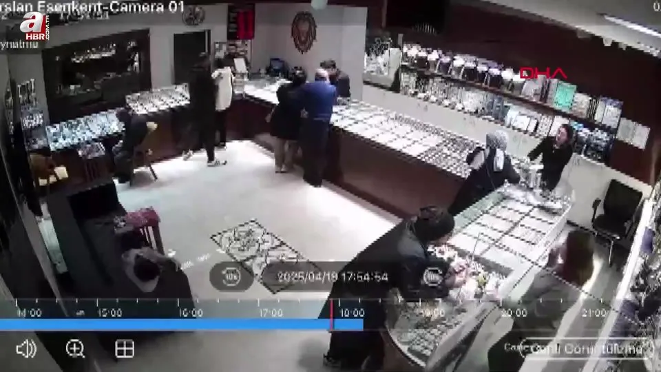 Esenyurt’ta müşteri gibi kuyumcuya girdi 560 bin liralık bilezikleri alıp kaçtı