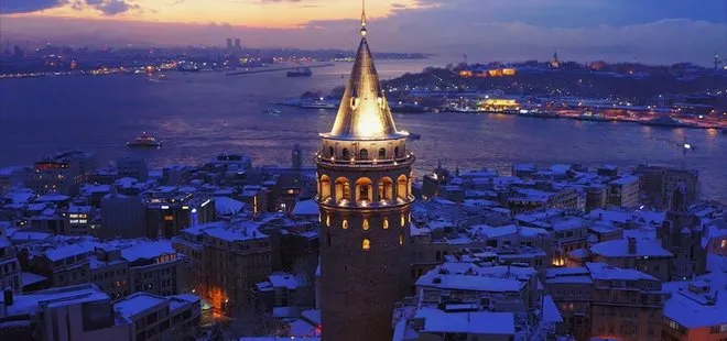 İstanbul’da masalsı manzara! Beyazlar içindeki Galata Kulesi hayran bıraktı