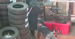 Arabasını tamire götürdü baldırından ısırıldı