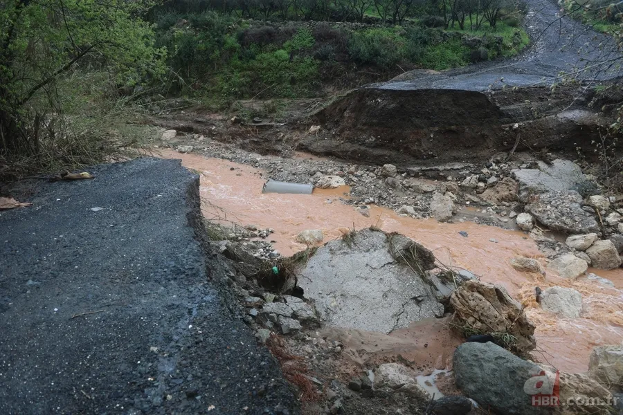Hatay'da aşırı yağış sebebiyle köprü yıkıldı, yol çöktü 2