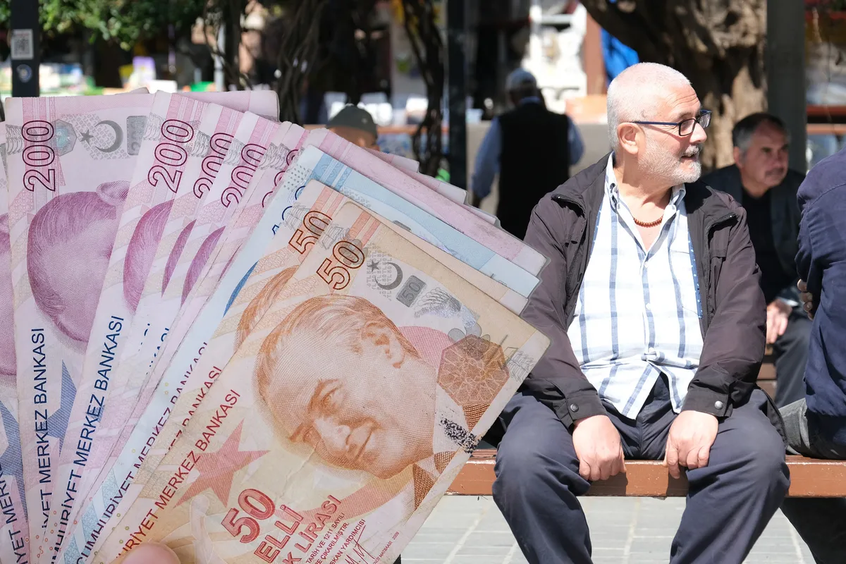 ocak-2027-emekli-ve-memur-maas-zammi-icin-enflasyon-hesabi-1787212184634.jpg Mevcut artış senaryoları en düşük emekli aylığını 25 bin 601 ile 25 bin 886 lira aralığına taşırken taban aylıktaki kesin değişiklik için yasal düzenleme gerekiyor.