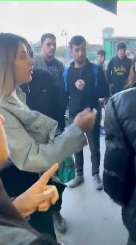 cekmekoyde-metro-onunde-gerilim-tirmandi-kadinlarin-fotografini-cekiyorsun-kavgasi-kamerada-1665993439759.jpg Çekmeköy’de metro önünde gerilim tırmandı! ‘Kadınların fotoğrafını çekiyorsun’ kavgası kamerada - 4