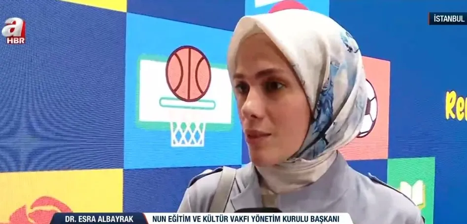 esra-albayraktan-anne-ve-babalara-cagri-cocuklarimizi-dijital-mecradan-korumaliyiz-1779296401467.jpg A Haber’e özel açıklamalarda bulunan Esra Albayrak, yaz okullarının yalnızca bir eğitim faaliyeti olmadığını, aynı zamanda çocukların sosyal ve duygusal gelişimlerine katkı sunduğunu söyledi (Fotoğraf: ahaber.com.tr - ekran görüntüsü)