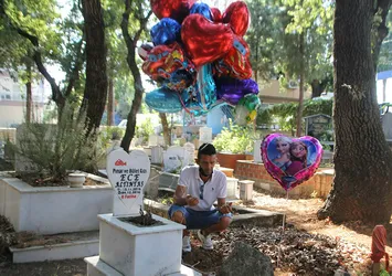 Antalya'da çocuk mezarlarına balon bağlanmasının yürekleri burkan hikayesi: "Çocuğum mezarda o gelemez"