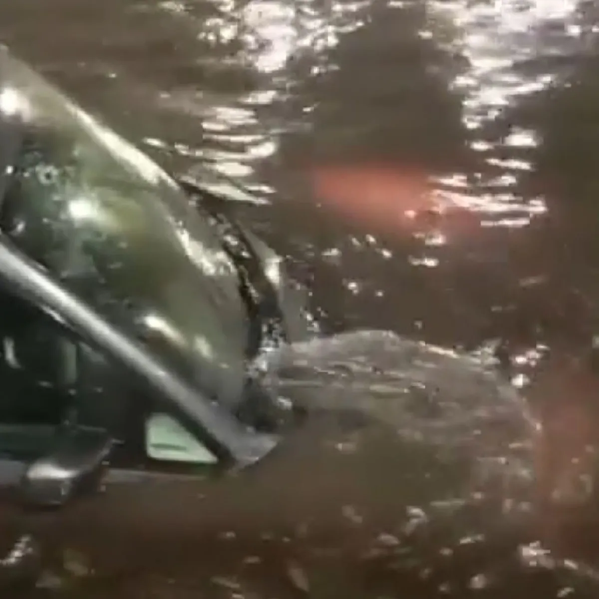 İstanbul’da sağanak yağış sonrası Pendik ve Tuzla’da yollar göle döndü: Sürücü ve kızı mahsur kaldı