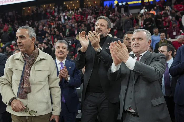 turkiye-potada-namaglup-sirbistani-devirip-turladik-baskandan-tebrik-telefonu-1772486604172.jpg Türkiye potada namağlup! Sırbistan’ı devirip turladık | Başkan'dan tebrik telefonu - 7