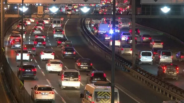 Tatil bitti milyonlar İstanbul trafiğinde kaldı