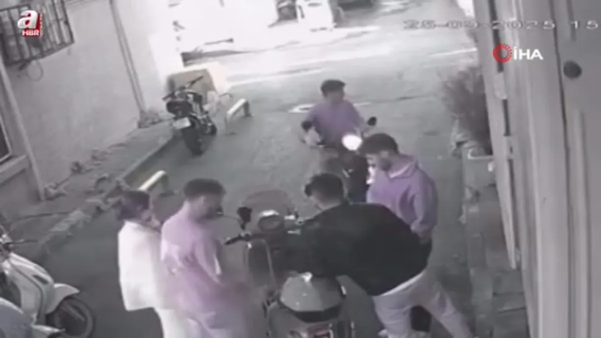 Fatih’te aniden yola çıkan motosikletliye transit çarptı: O anlar kamerada