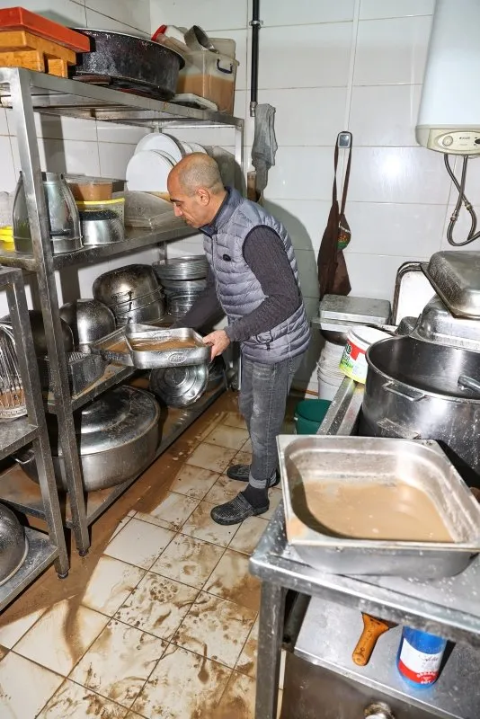 Son dakika: İzmir'de görülmemiş felaket! Hortum araçları 10 metre havaya kaldırıp binaların üzerinden savurdu