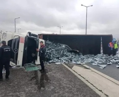 son-dakika-temde-sac-yuklu-tir-devrildi-yol-trafige-kapandi-1646055282162.jpg Son dakika: TEM'de sac yüklü tır devrildi! Yol trafiğe kapandı - 1