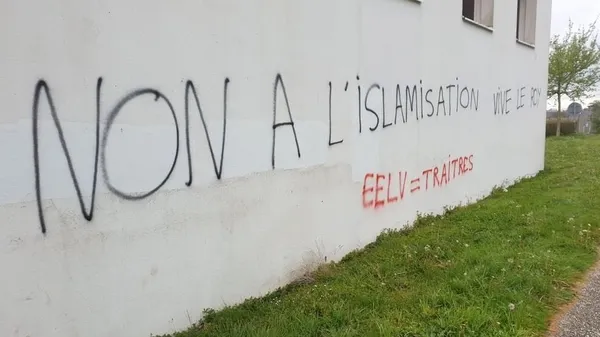Fransa'da Macron'un faşistleri İbni Sina Cami'ne saldırdı - 5