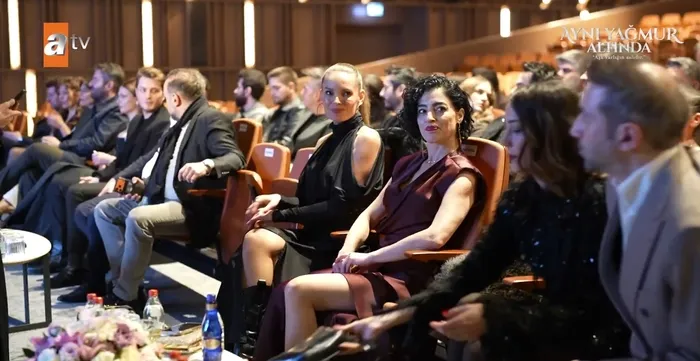 turkuvaz-medya-merkezinde-ilk-bolum-coskusu-atvnin-yeni-sezon-bombasi-ayni-yagmur-altinda-ekranlarda-1770666958439.jpg Turkuvaz Medya Merkezi’nde ilk bölüm coşkusu: ATV’nin yeni sezon bombası Aynı Yağmur Altında ekranlarda - 4