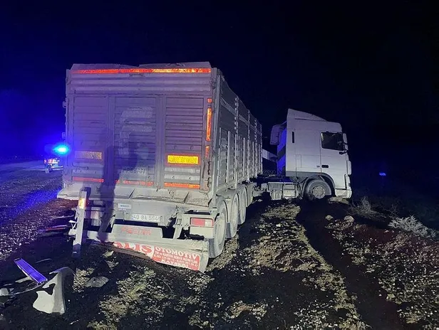 kirsehirde-tir-ile-minibus-birbirine-girdi-1-olu-1-yarali-1648260295539.jpeg Kırşehir'de TIR ile minibüs birbirine girdi! 1 ölü 1 yaralı - 1