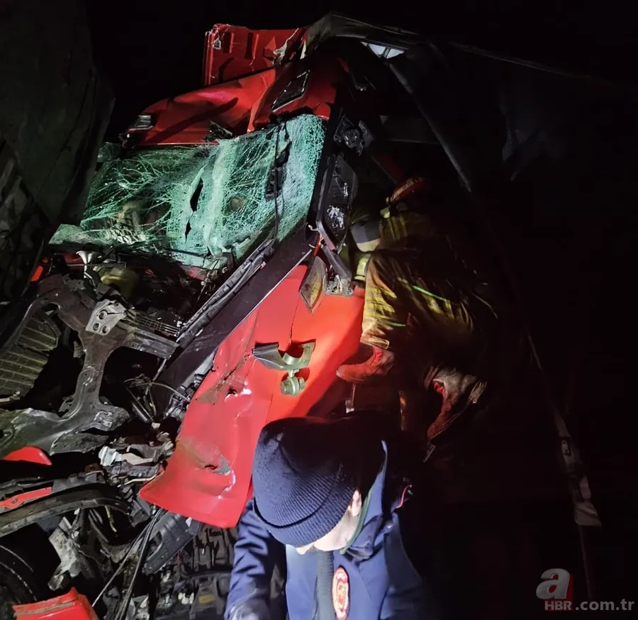 Bursa'da korkunç kaza: 2 TIR çarpıştı, 1 kişi öldü 4