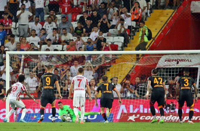 antalyaspor-galatasaray-canli-anlatim-direkten-donen-top-kacan-penalti-1659903600943.jpg Antalyaspor - Galatasaray: 0-1 (MAÇ SONUCU ÖZET) | Gomis 90'da attı... - 8