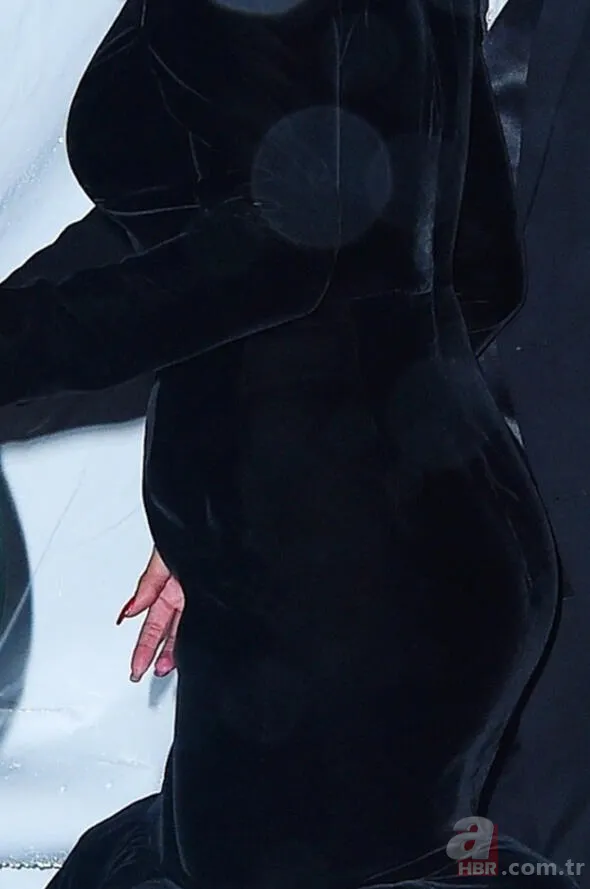 Rihanna hamile mi? İşte Diamond Ball 2019'da göbeğiyle dikkat çekti 6