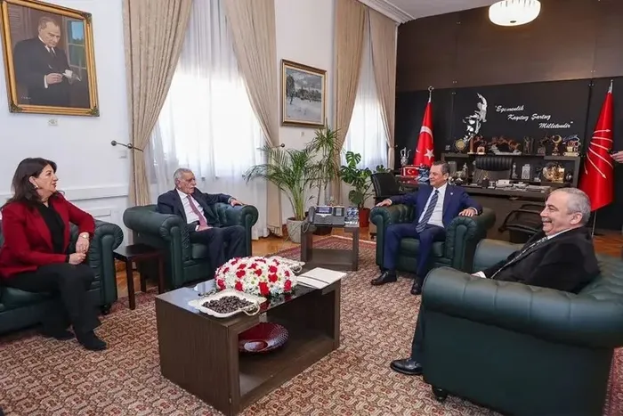 DEM Parti heyetinden CHP’ye ziyaret! Siyasette diplomasi temasları