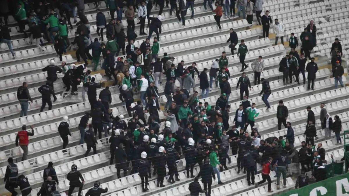 Konyasporlu taraftarlar maç sonu sahaya girmeye çalıştı