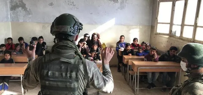 Mehmetçik Barış Pınarı bölgesinde çocukları tuzaktan korumak için eğitim veriyor