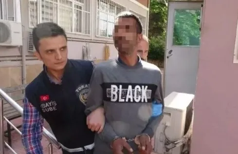 tokatta-otobus-terminalinde-dehset-anlari-ailesini-kursuna-dizdi-o-anlar-kamerada-1652706885072.jpg Tokat’ta otobüs terminalinde dehşet anları! Ailesini kurşuna dizdi: O anlar kamerada - 4