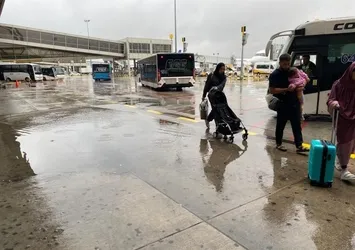 Sağanak yağış Sabiha Gökçen'den uçacak yolculara zor anlar yaşattı